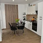 Nicole - One Bedroom With Balcony アパート