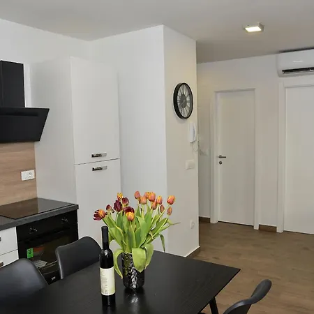 Nicole - One Bedroom With Balcony زادار