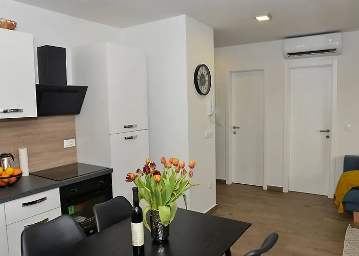 Nicole - One Bedroom With Balcony Zara